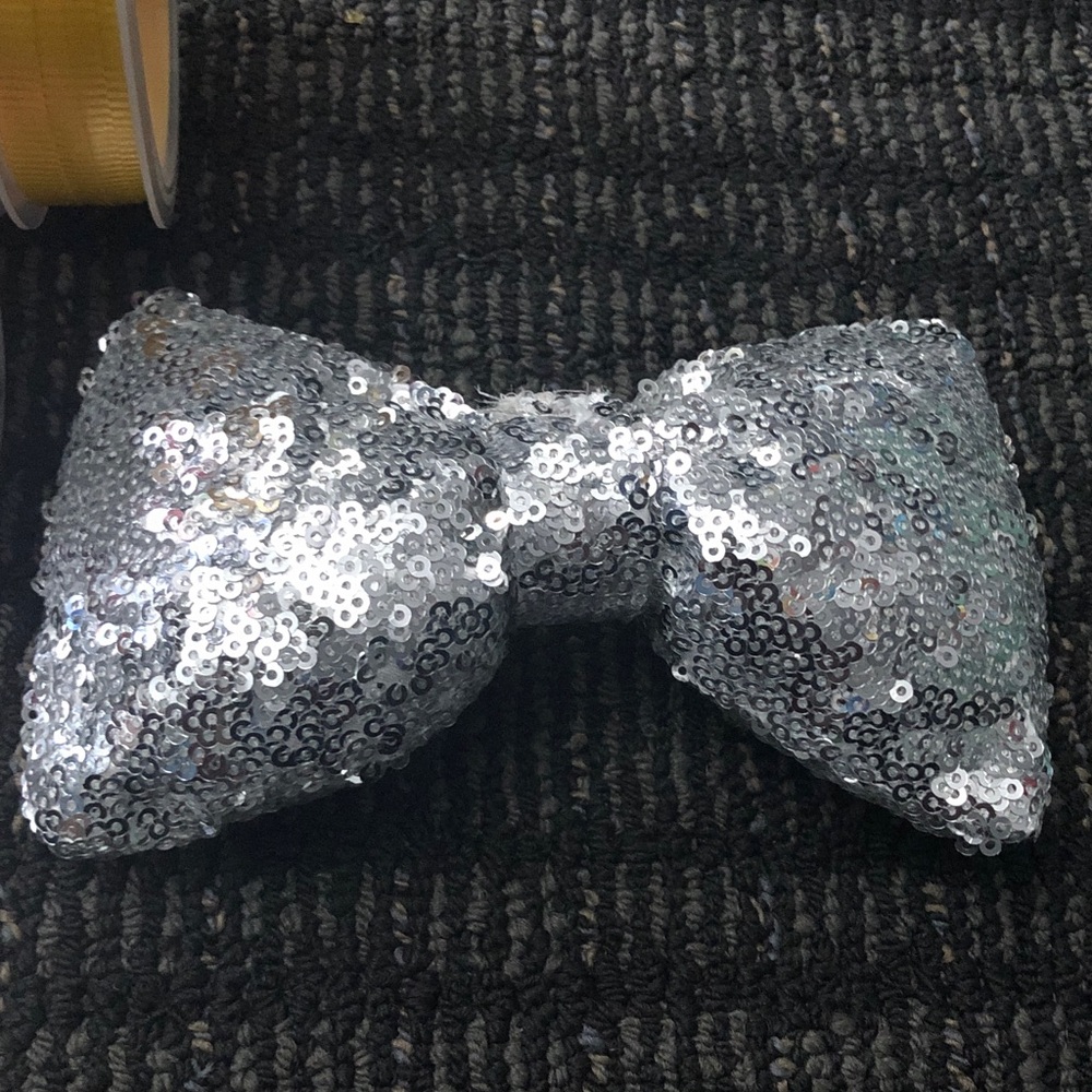 🛍️ Silver Sequin Bow with Colorful Ribbons - Picture 4 of 5